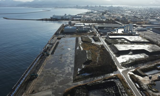 青森市油川の岸壁にある土砂を運搬完了した航空写真