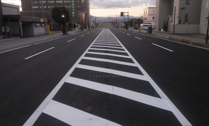 青森市勝田の交通量の多い道路の舗装工事の完成写真
